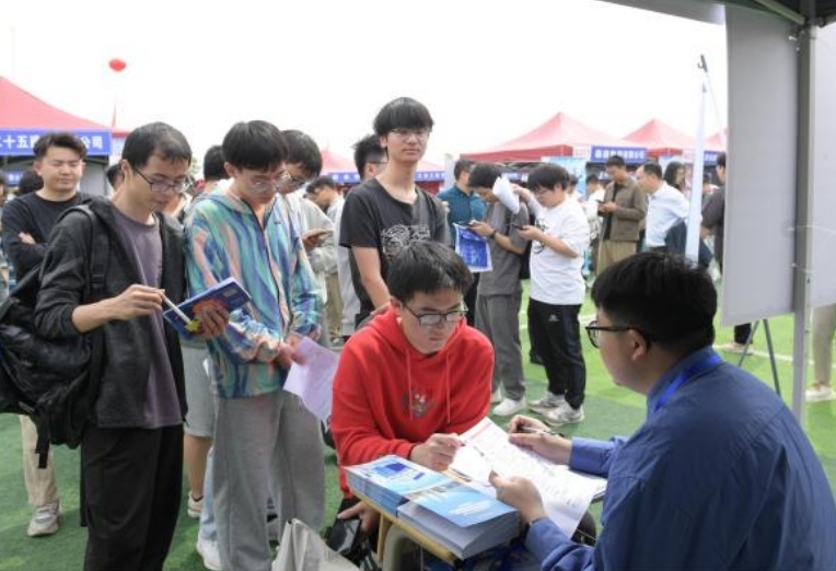 乐投网页版举办春季大型招聘会