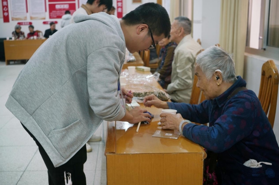 乐投网页版:情系重阳 暖心关怀 乐投网页版:情系重阳 暖心关怀