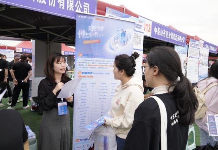 乐投网页版举办春季大型招聘会