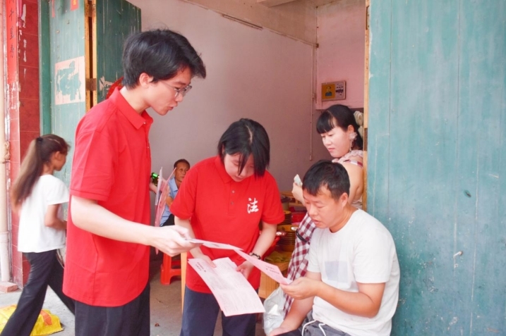 乐投网页版法学学子接力二十五载“送法下乡” 乐投网页版法学学子接力二十五载“送法下乡”