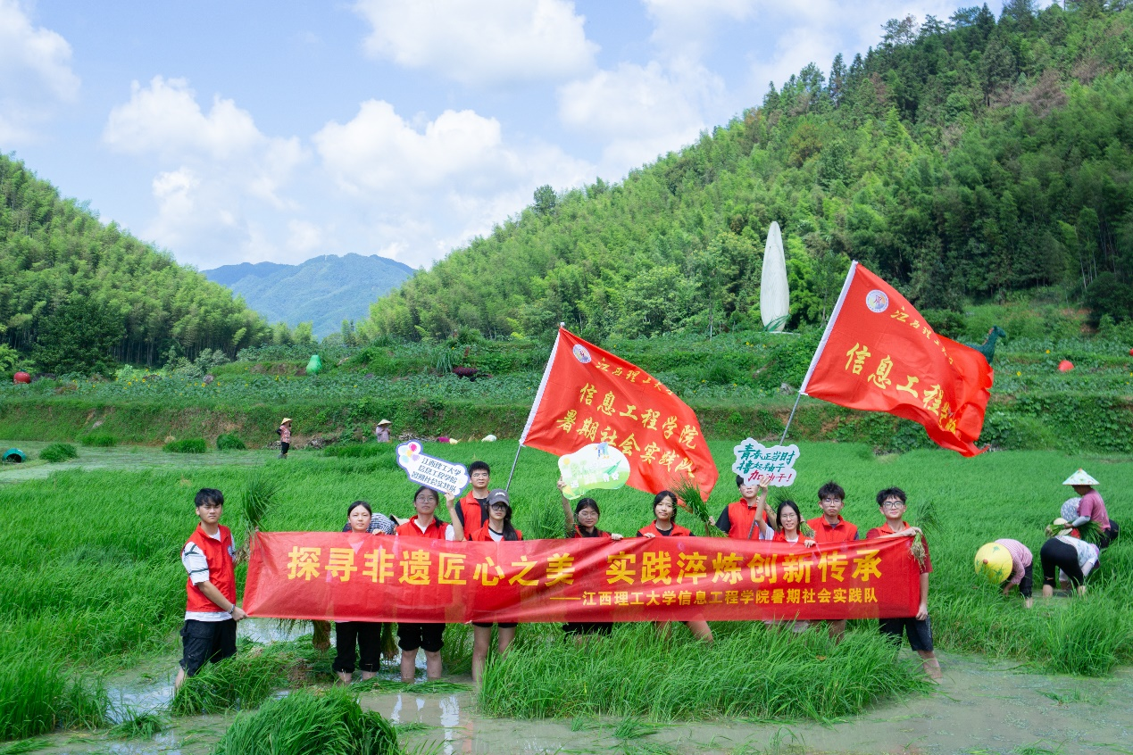 乐投网页版:志愿者“红”入田间 非遗之美实践知_fororder_图片10 乐投网页版:志愿者“红”入田间 非遗之美实践知_fororder_图片10