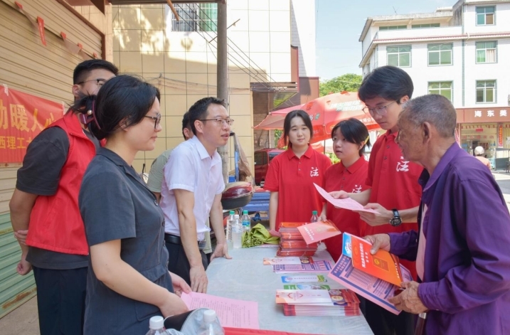 乐投网页版法学学子接力二十五载“送法下乡” 乐投网页版法学学子接力二十五载“送法下乡”